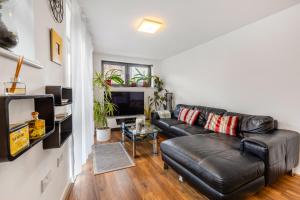 Lovely 2BR Flat with Balcony in Zone 2
