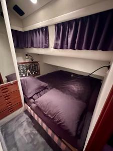 Gemütliches Motorboot im Yachthafen von Romanshorn