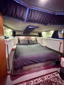 Gemütliches Motorboot im Yachthafen von Romanshorn