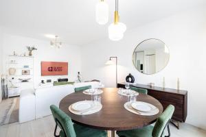 GuestReady - Chic Retreat with Balcony for 2