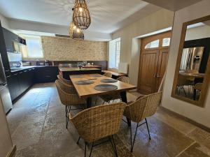 Appartements LA MAISON VALENTIN AU COEUR DE LA CITE MEDIEVALE : photos des chambres