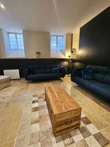 Appartements LA MAISON VALENTIN AU COEUR DE LA CITE MEDIEVALE : photos des chambres