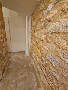 Appartements LA MAISON VALENTIN AU COEUR DE LA CITE MEDIEVALE : photos des chambres