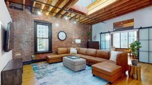 Expansive Back Bay Loft, Sleeps 4, 1B15B