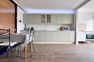 Cosy flat 500 m from the beach with swimming pools and tennis court