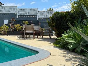 Cozy 2BR Getaway with Pool, Close to SoFi - MKMD1