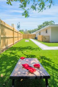 Cozy Pool House, 24 min to Beach