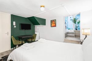 Studio on Edgware Road with patio