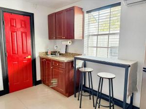 Cottage with Hot Tub, Private Firepit, Entrance, Parking BBQ