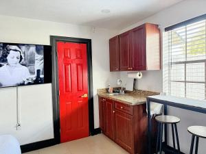 Cottage with Hot Tub, Private Firepit, Entrance, Parking BBQ