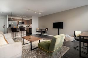 Flexhome Medical District 1BR with Parking, Pool, Gym, Amenities Galore - CHI30