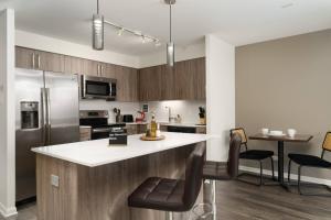 Flexhome Medical District 1BR with Parking, Pool, Gym, Amenities Galore - CHI30