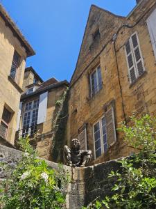 Appartements LA MAISON VALENTIN AU COEUR DE LA CITE MEDIEVALE : photos des chambres
