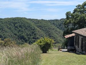 Dojo avec gîte tout confort dans nature ardéchoise