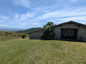 Dojo avec gîte tout confort dans nature ardéchoise