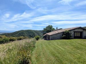 Dojo avec gîte tout confort dans nature ardéchoise