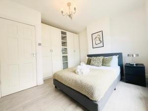 Bright 2-bed Flat - 1 Min To Enfield Lock Station!