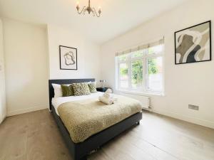 Bright 2-bed Flat - 1 Min To Enfield Lock Station!