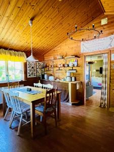 StugaNäraKungsberget - mysig stuga med kamin, grillkåta och vedbastu