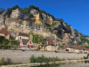 Appartements LA MAISON VALENTIN AU COEUR DE LA CITE MEDIEVALE : photos des chambres