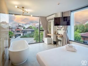 ON Thapae Gate Chiangmai