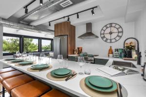 3BR3Bth Penthouse 2 Parking Spaces TD MIT Harvard