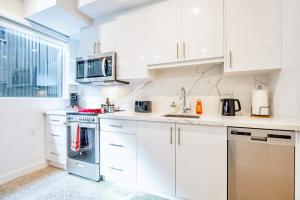 Chic 2BR Basement Suite 2BR Toronto Getaway near Downtown - The Roland