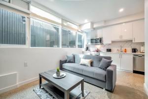 Chic 2BR Basement Suite 2BR Toronto Getaway near Downtown - The Roland