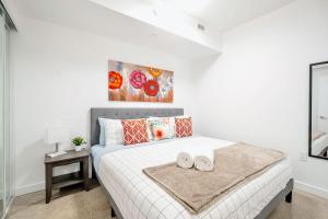 Chic 2BR Basement Suite 2BR Toronto Getaway near Downtown - The Roland