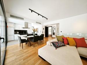 Voula Private Pool, Beach, Home cinema Apartment