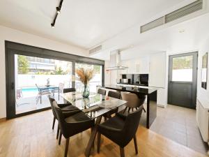 Voula Private Pool, Beach, Home cinema Apartment