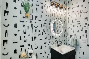 The Fun House - Parking - 2 King Bed, Massage Chair