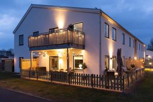 Modern Ground Floor Corner Flat with Rustic Patio - 3-star hotels in Båstad