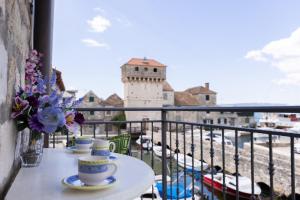 A apartment near beach with two balconies