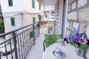 A apartment near beach with two balconies