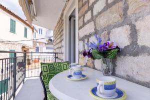A apartment near beach with two balconies