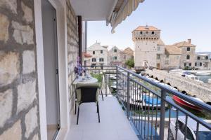 A apartment near beach with two balconies
