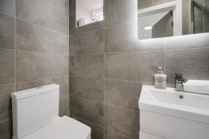 Top Floor Apt - Central & Stylish - Free Wifi