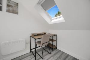 Top Floor Apt - Central & Stylish - Free Wifi