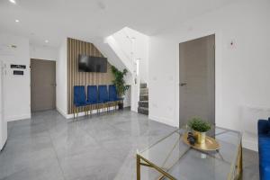 Top Floor Apt - Central & Stylish - Free Wifi