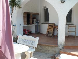 Villa con piscina privada y jardín cerrado en Castelló dEmpúries, ideal para 6-8 personas - ES-204-1