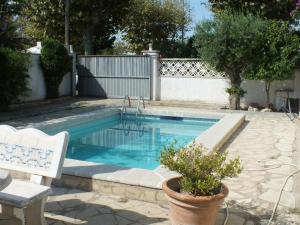 Villa con piscina privada y jardín cerrado en Castelló dEmpúries, ideal para 6-8 personas - ES-204-1