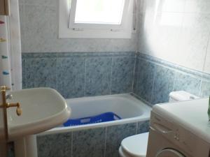Villa con piscina privada y jardín cerrado en Castelló dEmpúries, ideal para 6-8 personas - ES-204-1