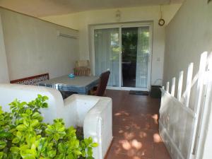 Apartamento en planta baja con piscina comunitaria en Roses, cerca de playas y actividades - ES-204-47