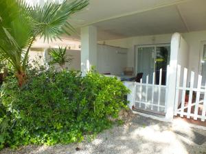 Apartamento en planta baja con piscina comunitaria en Roses, cerca de playas y actividades - ES-204-47