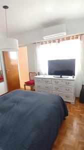 Amplio y luminoso ph en zona guemes, acceso por escalera