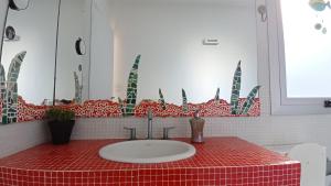 Amplio y luminoso ph en zona guemes, acceso por escalera