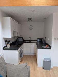 Lovely 1 Bedroom House with Private Garden and Parking