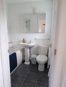 Lovely 1 Bedroom House with Private Garden and Parking