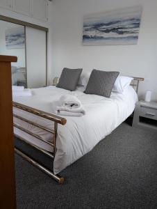 Lovely 1 Bedroom House with Private Garden and Parking